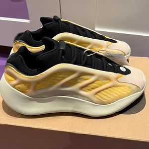 Authentic, easy mono safflower shoes, brand new in box